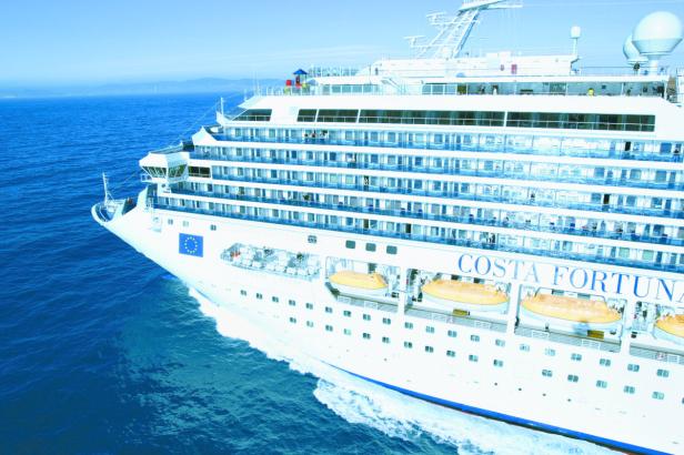 Die „Costa Fortuna“ kreuzt auf dem Meer.