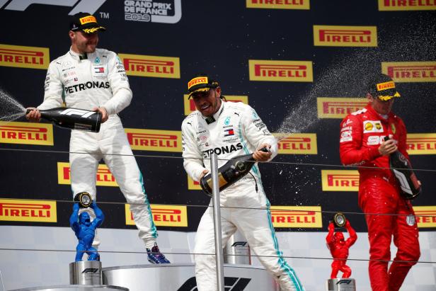 Formel-1-Weltmeister Hamilton siegt im Parkplatzrennen