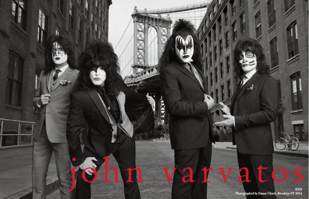 Die Band KISS posiert in Anzügen und Make-up vor der Brooklyn Bridge für John Varvatos.
