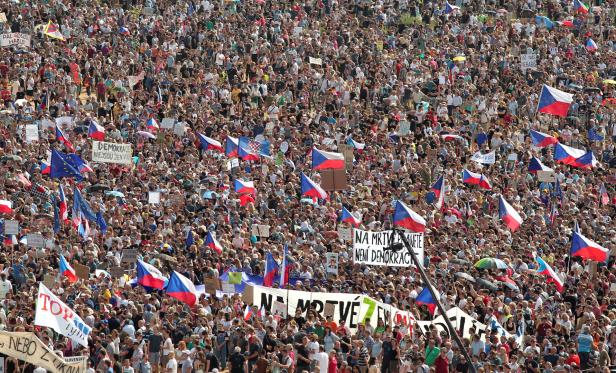 Größte Demo seit 1989: Massenprotest gegen Babis in Tschechien