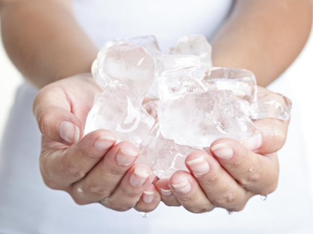 Eiskalte Handarbeit: So bekommen Sie den perfekten Eiswürfel
