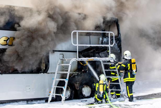 Bus mit 65 Schülern auf deutscher Autobahn in Brand geraten