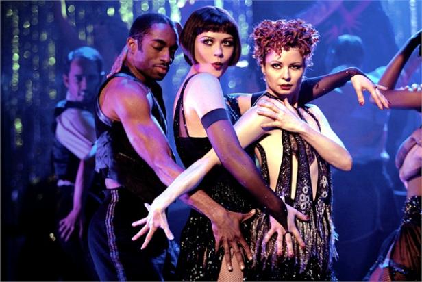 Catherine Zeta-Jones und Renée Zellweger mit Tänzern in einer Szene aus dem Film „Chicago“.