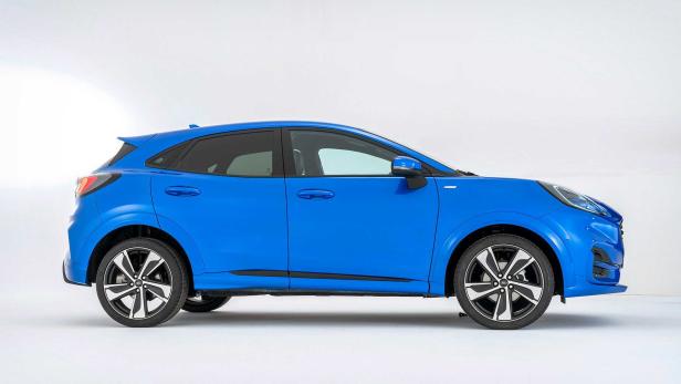 Ein blauer Ford Puma, aufgenommen von der Seite vor einem weißen Hintergrund.