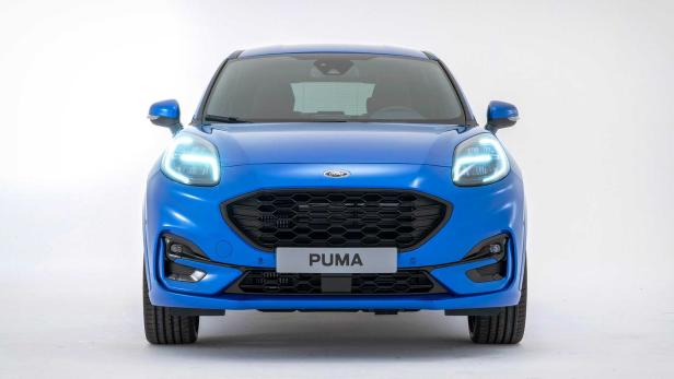 Ein blauer Ford Puma, aufgenommen von vorne.