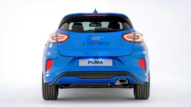 Die Rückansicht eines blauen Ford Puma vor einem weißen Hintergrund.