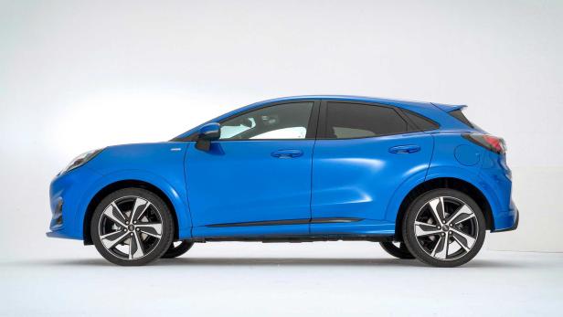 Ein blauer Ford Puma, aufgenommen von der Seite vor einem weißen Hintergrund.