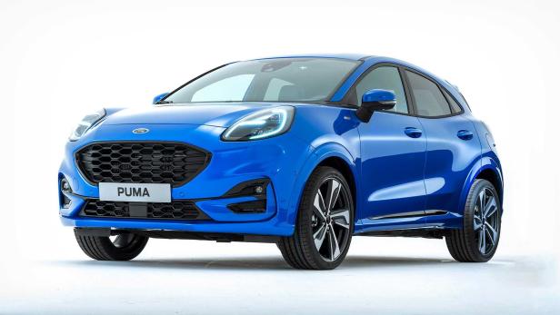 Ein blauer Ford Puma vor einem weißen Hintergrund.