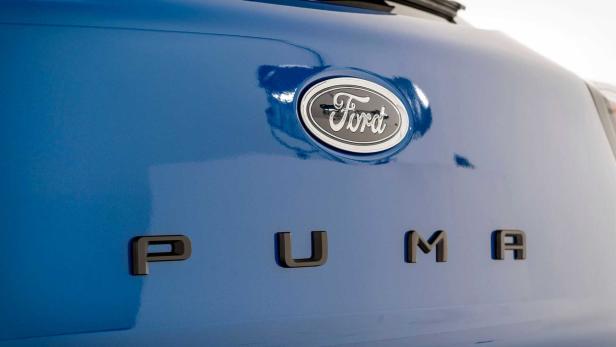 Heckansicht eines blauen Ford Puma mit dem Ford-Logo.