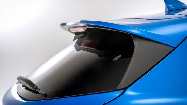 Detailansicht der Heckscheibe eines blauen Autos mit Scheibenwischer und Spoiler.