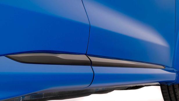Detailansicht der Seitenschweller eines blauen Autos.