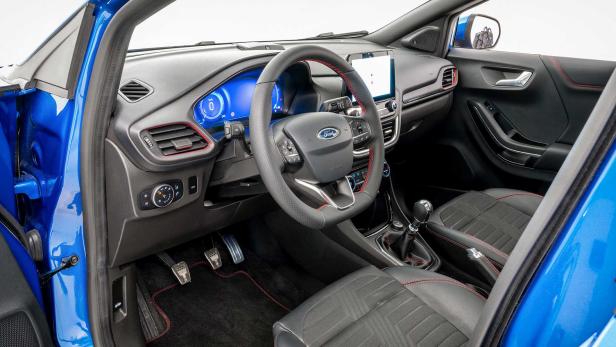 Innenraum eines Ford Puma mit schwarzem Leder und roten Ziernähten.
