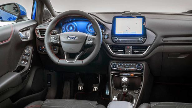 Das Interieur eines Ford Puma mit Blick auf Armaturenbrett und Lenkrad.