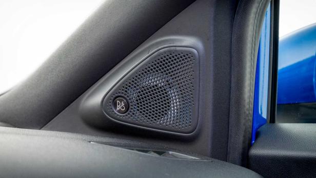 Ein Lautsprecher der Marke Bang & Olufsen ist in eine Autotür eingebaut.