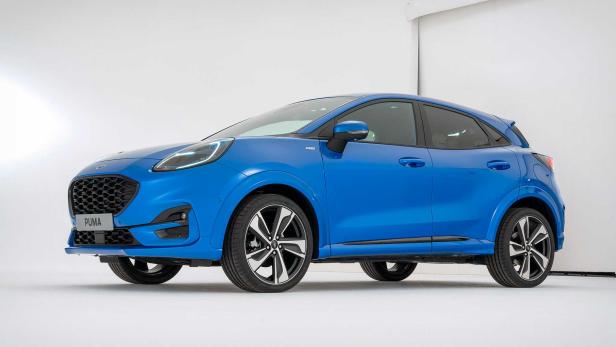 Ein blauer Ford Puma steht vor einem weißen Hintergrund.