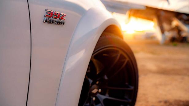 Das „392 HEMI“-Emblem auf einem weißen Auto.
