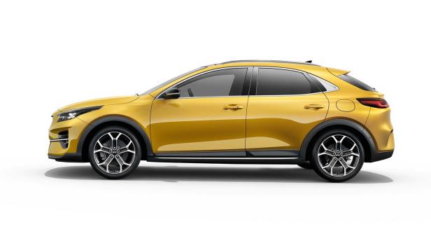 Ein goldgelber Kia XCeed, aufgenommen von der Seite.
