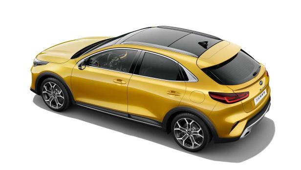 Ein goldgelber Kia XCeed mit Panoramadach von oben fotografiert.