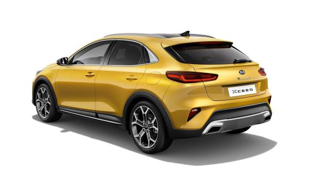 Ein gelber Kia XCeed, aufgenommen von hinten.