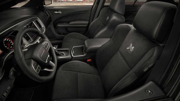 Innenraum eines Dodge Charger mit schwarzen Ledersitzen und Lenkrad.
