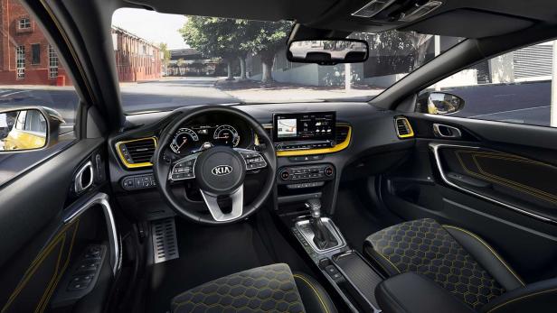 Innenansicht eines Kia-Fahrzeugs mit gelben Akzenten.
