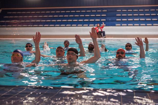 Filmkritik zu "Ein Becken voller Männer": Schwimmen gegen Midlife-Krise