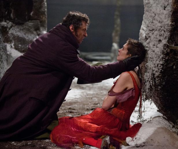 Hugh Jackman in der Rolle des Jean Valjean in „Les Misérables“ mit Fantine.