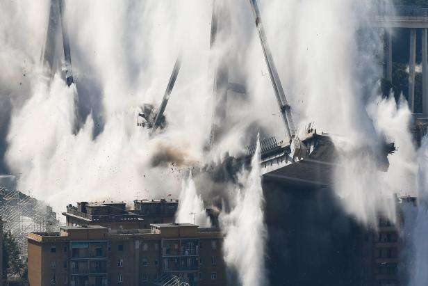 Spektakuläre Bilder: Unglücksbrücke in Genua gesprengt