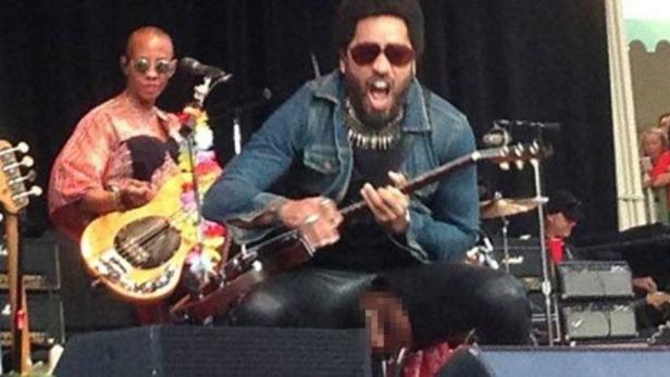 Lenny Kravitz spielt auf einem Konzert Gitarre, während ein anderer Musiker Bass spielt.