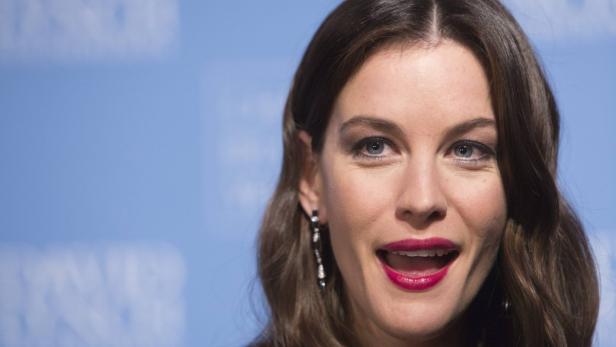 Nahaufnahme von Liv Tyler mit offenem Mund und roten Lippen.