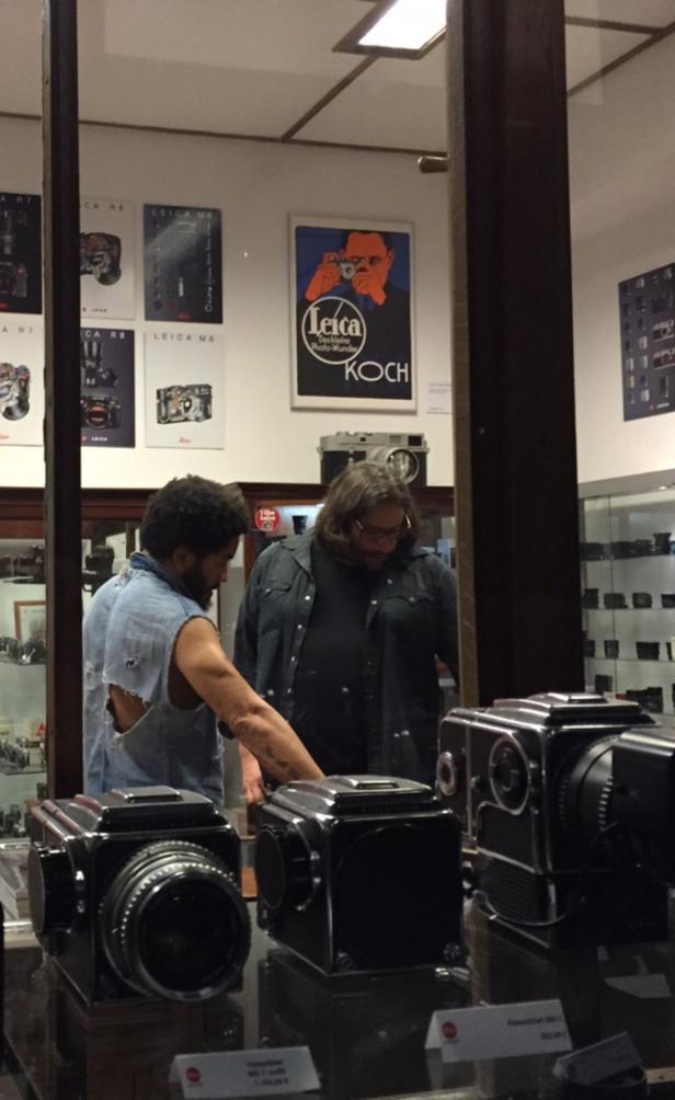 Zwei Männer betrachten alte Hasselblad-Kameras in einem Geschäft.