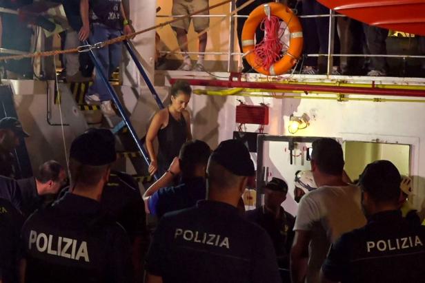 "Sea-Watch" legte in Lampedusa an: Kapitänin festgenommen
