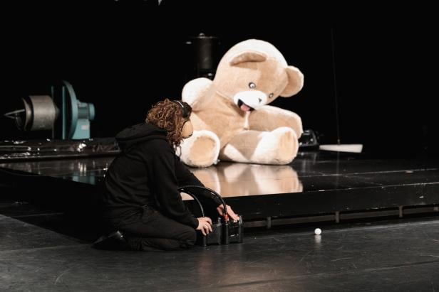 Darsteller und riesiger, sitzender Teddybär