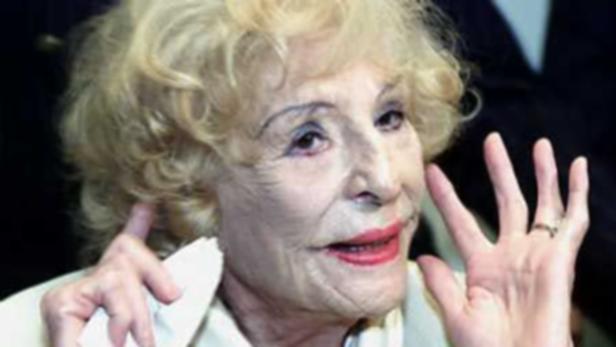 GERMAN PHOTOGRAPHER LENI RIEFENSTAHL IS SEEN AT FR Mirtha Legrand winkt mit ihrer Hand in die Kamera.