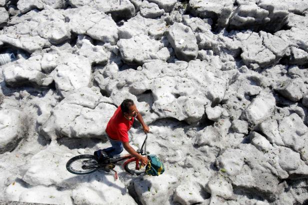 Spektakuläre Bilder: Mexikanische Stadt unter Hagel begraben