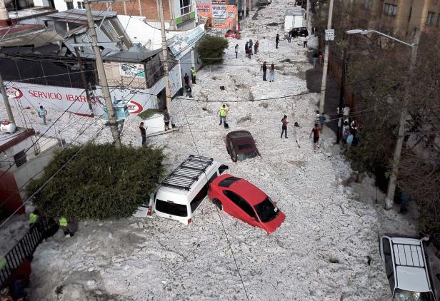 Spektakuläre Bilder: Mexikanische Stadt unter Hagel begraben