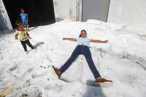 Spektakuläre Bilder: Mexikanische Stadt unter Hagel begraben