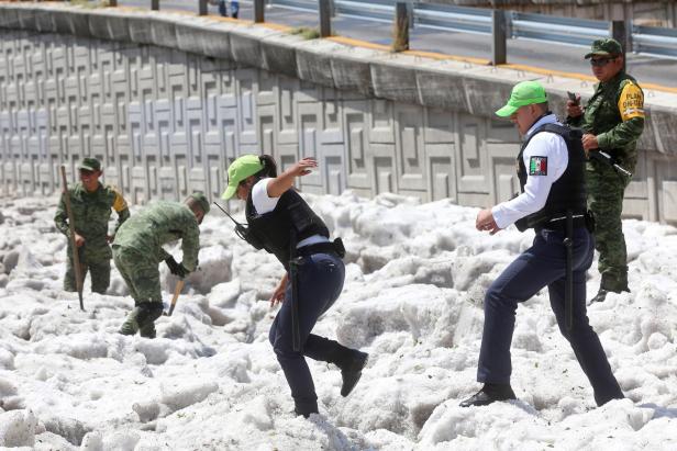 Spektakuläre Bilder: Mexikanische Stadt unter Hagel begraben