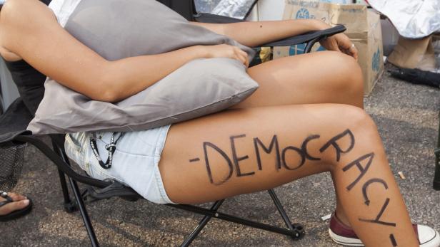 Demos und Gegen-Demos in Hongkong