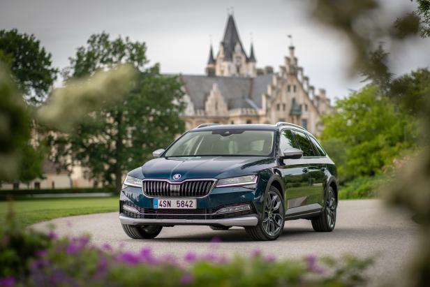 Neuer Skoda Superb: Mehr Assistenz und nun auch als Scout