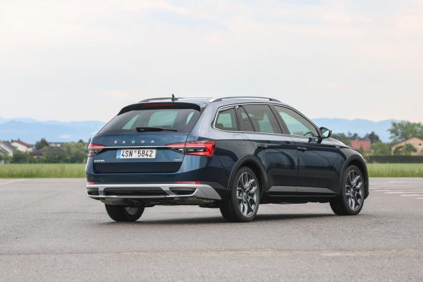 Neuer Skoda Superb: Mehr Assistenz und nun auch als Scout