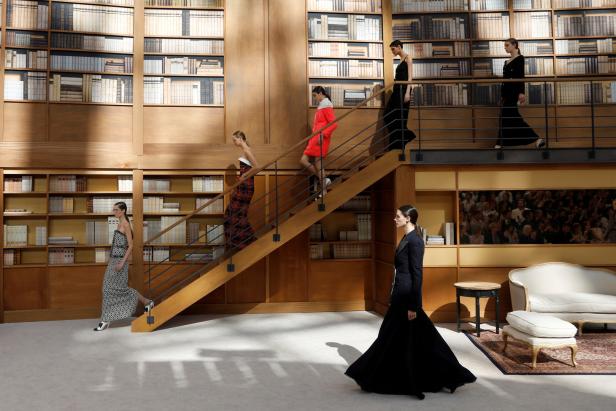 Paris Fashion Week: Chanel zeigt Mode inmitten von Büchern