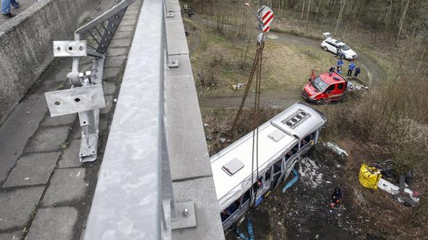Ein Bus wird nach einem Unfall mit einem Kran geborgen.