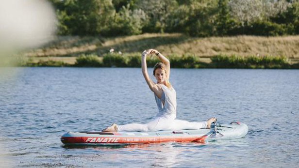 Yoga am Paddelboard: Sonnengrüße als Balanceakt