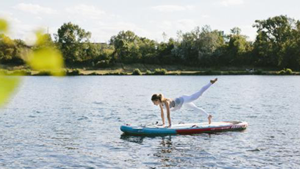Yoga am Paddelboard: Sonnengrüße als Balanceakt