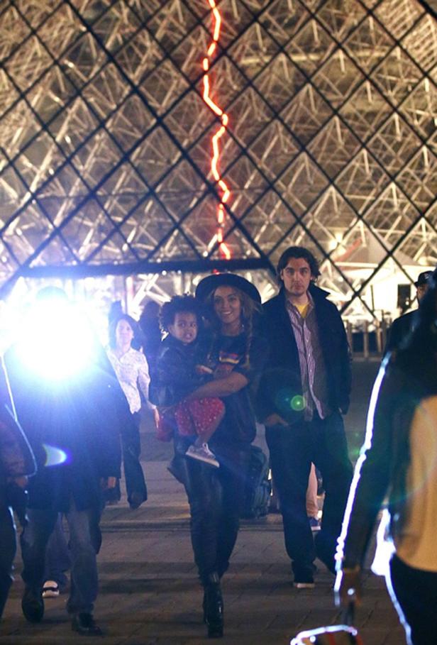 Beyoncé mit ihrer Tochter vor der Pyramide des Louvre in Paris.