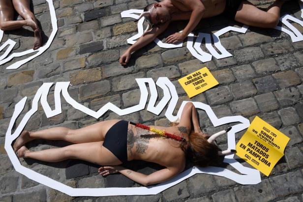 Stierhatz in Pamplona: Aktivisten protestierten mit nackter Haut