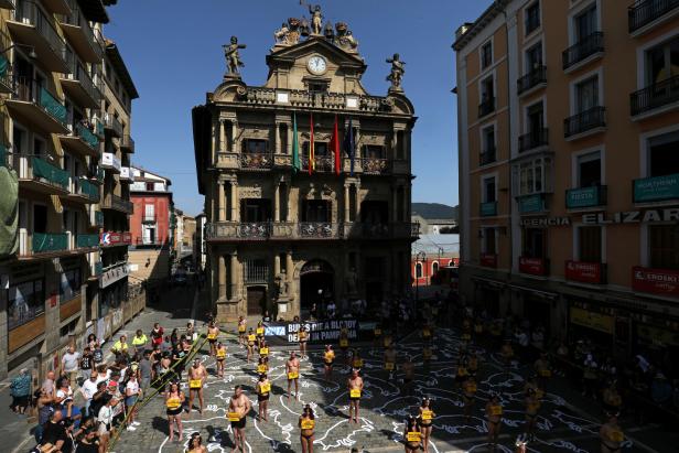 Stierhatz in Pamplona: Aktivisten protestierten mit nackter Haut