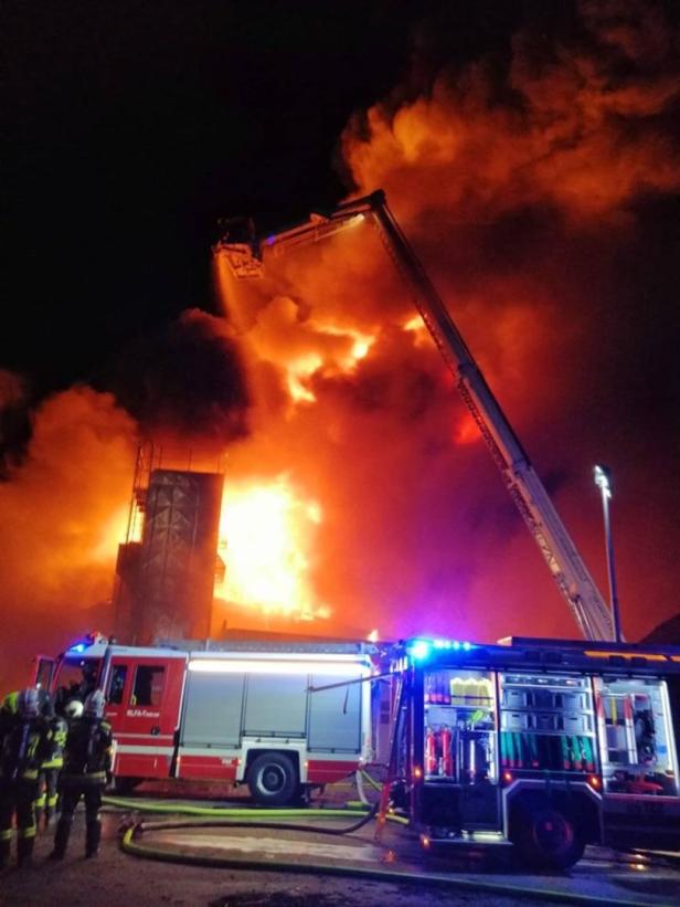 Melk: Inferno in Rindenmulchbetrieb forderte die Feuerwehren