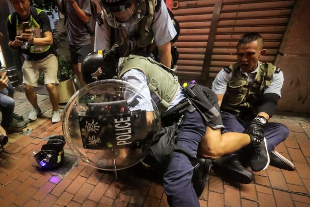 Hongkong: Hunderte Protestierende gerieten mit Polizei aneinander
